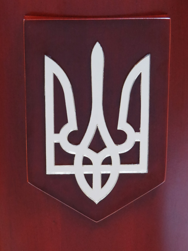 Напольная деревянная тумба ЭЛИТ для флага и знамени Напольная деревянная тумба ЭЛИТ для флага и знамени