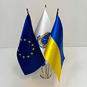 Металлическая подставка для 3 флажков