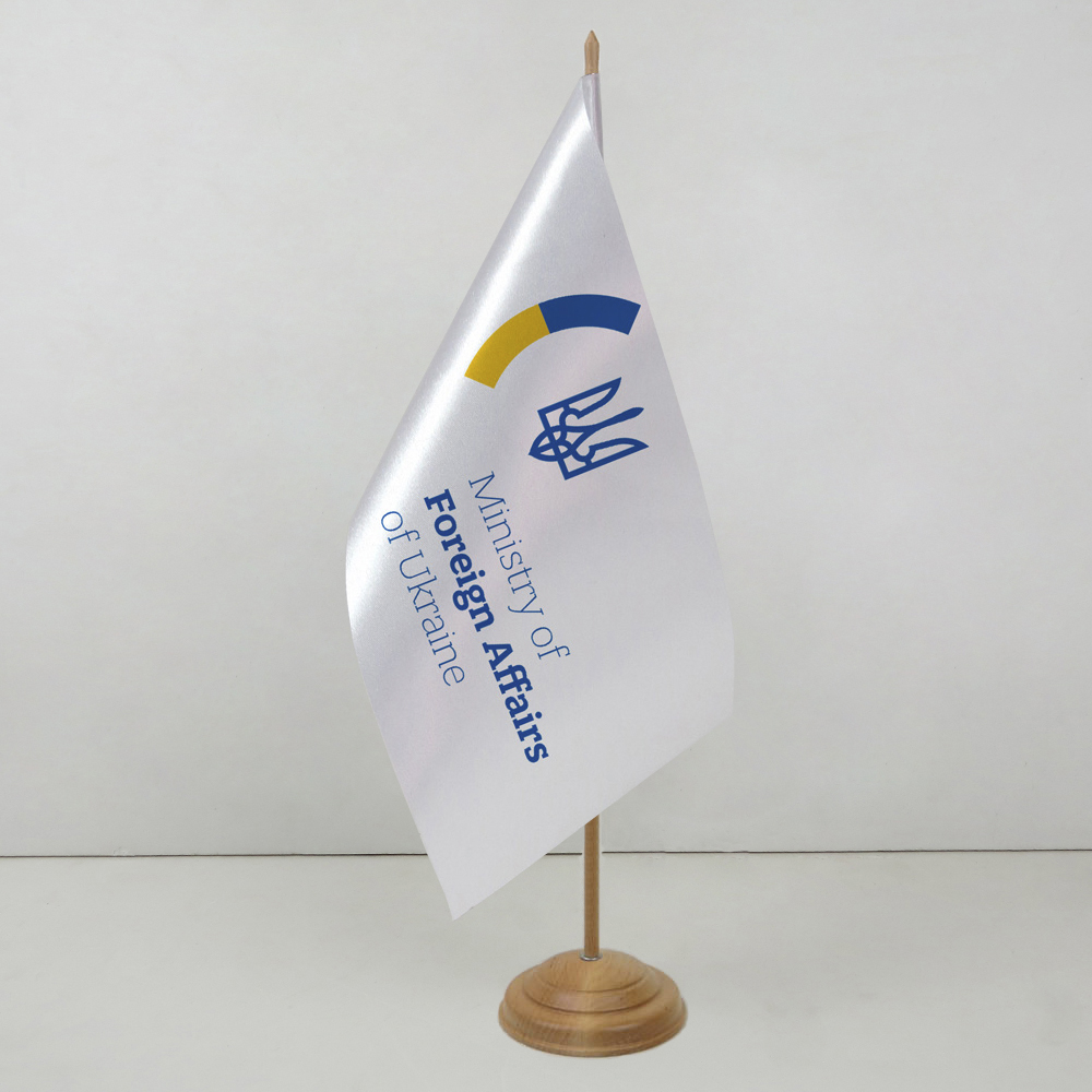 Флажок Министерства иностранных дел Украины на деревянной подставке Флажок Министерства иностранных дел Украины на деревянной подставке