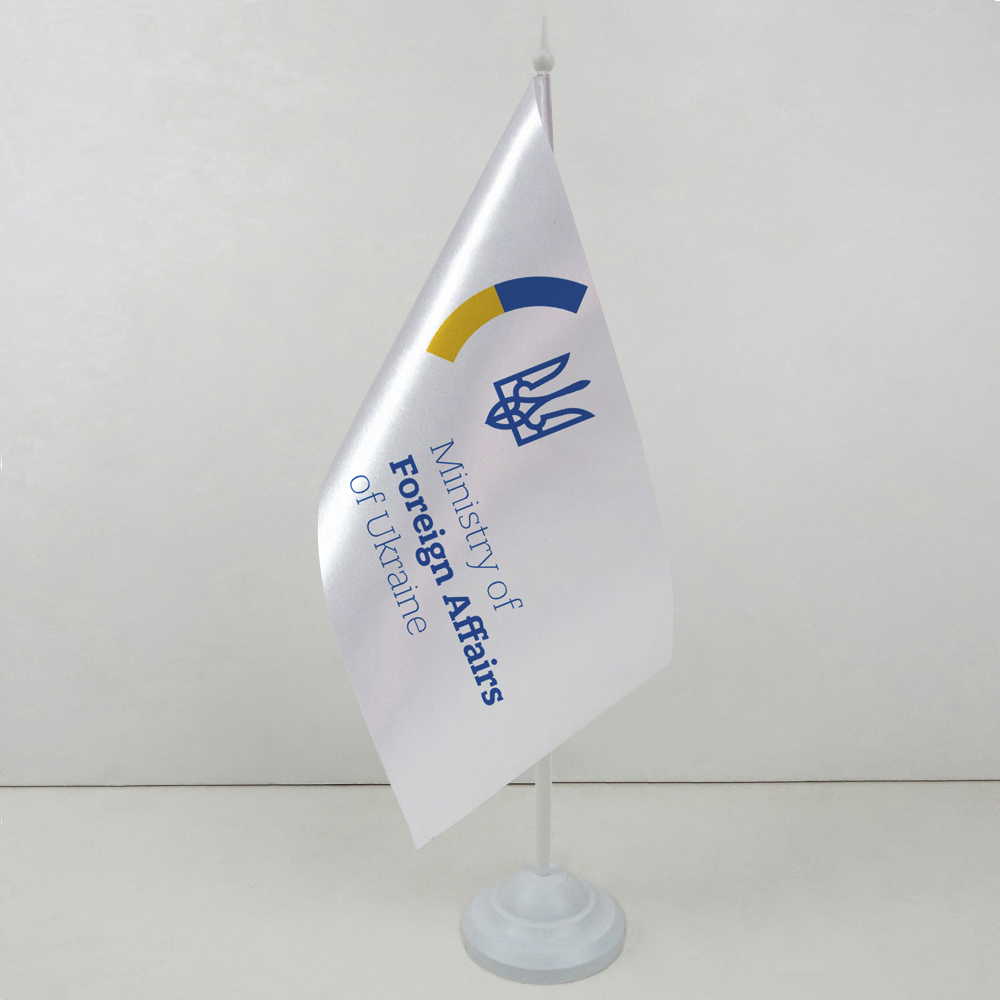 Флажок Министерства иностранных дел Украины на пластиковой подставке Флажок Министерства иностранных дел Украины на пластиковой подставке