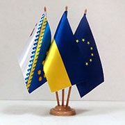 Настільний прапорець України, підставка дерево (3 прапорця) Настільний прапорець України, підставка дерево (3 прапорця)